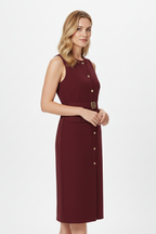 Vestido midi de mulher sem mangas, com cinto na cintura e botões