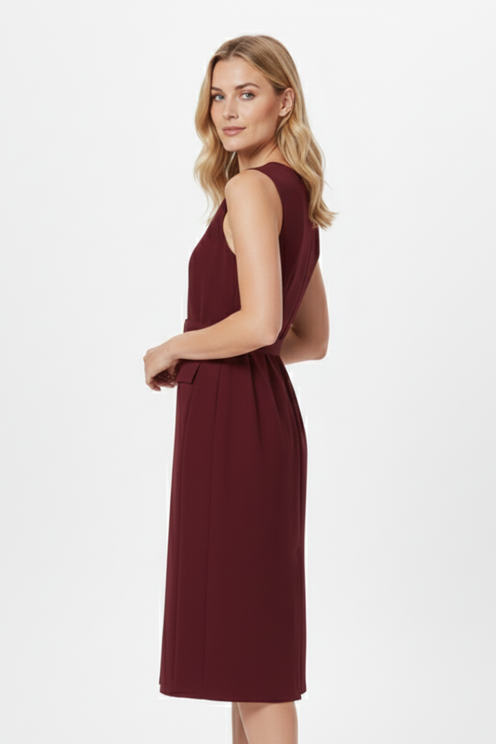 Vestido midi de mulher sem mangas, com cinto na cintura e botões