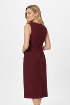 Vestido midi de mulher sem mangas, com cinto na cintura e botões
