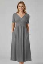 Vestido de mujer con escote en V y mangas cortas