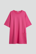 Vestido de mulher com decote redondo clássico e mangas curtas