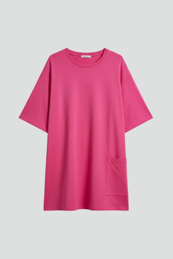 Vestido de mulher com decote redondo clássico e mangas curtas