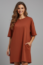 Vestido de mulher com decote redondo clássico e mangas curtas