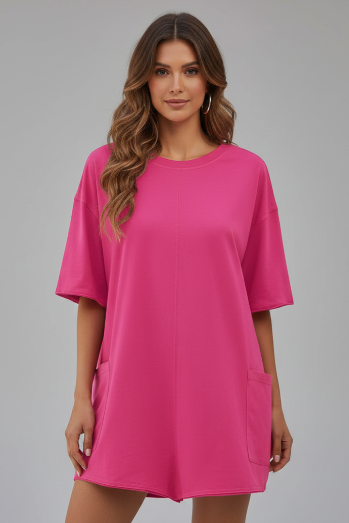 Vestido de mulher com decote redondo clássico e mangas curtas
