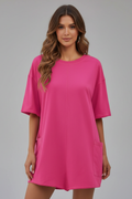 Vestido de mulher com decote redondo clássico e mangas curtas