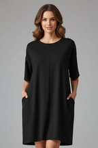 Vestido de mulher com decote redondo clássico e mangas curtas