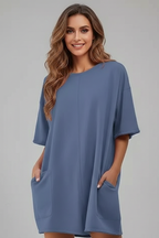 Vestido de mulher com decote redondo clássico e mangas curtas