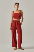 Conjunto de mulher com top de alças e calças largas