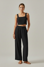 Conjunto de mulher com top de alças e calças largas
