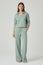 Completo donna con top scollo a V e pantaloni a gamba ampia