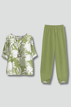 Conjunto de duas peças de mulher com top floral e calças