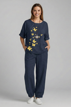 Conjunto de duas peças de mulher com top floral e calças