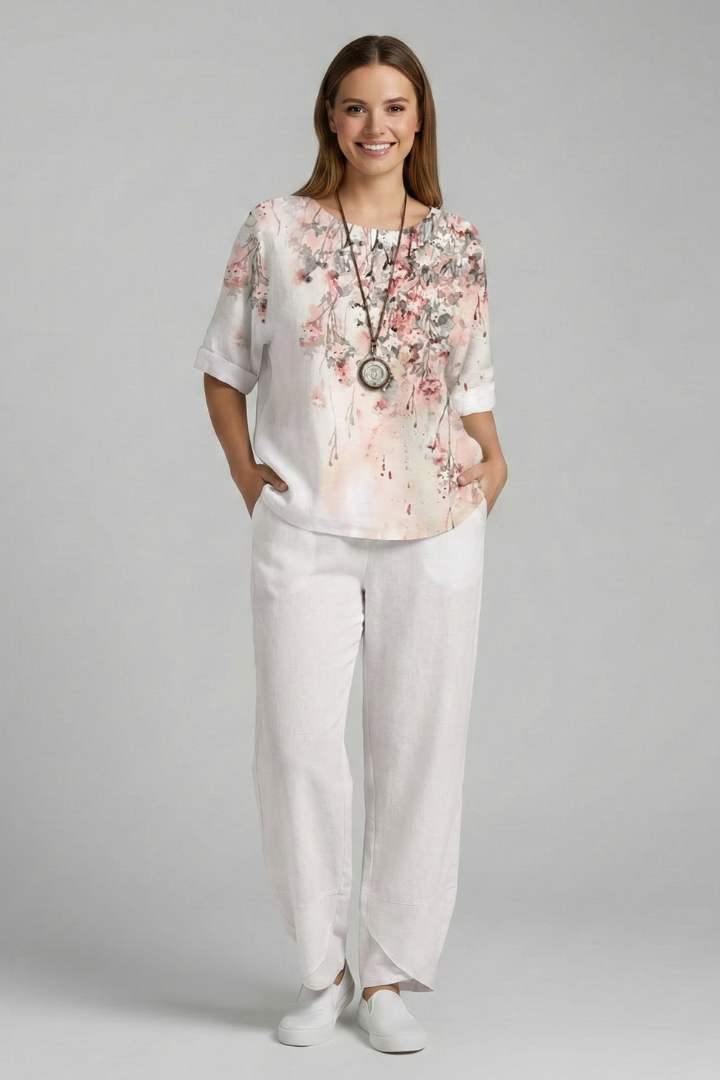 Conjunto de duas peças de mulher com top floral e calças