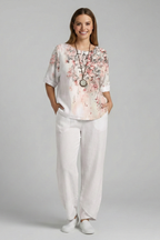 Conjunto de duas peças de mulher com top floral e calças