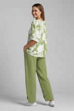 Conjunto de duas peças de mulher com top floral e calças