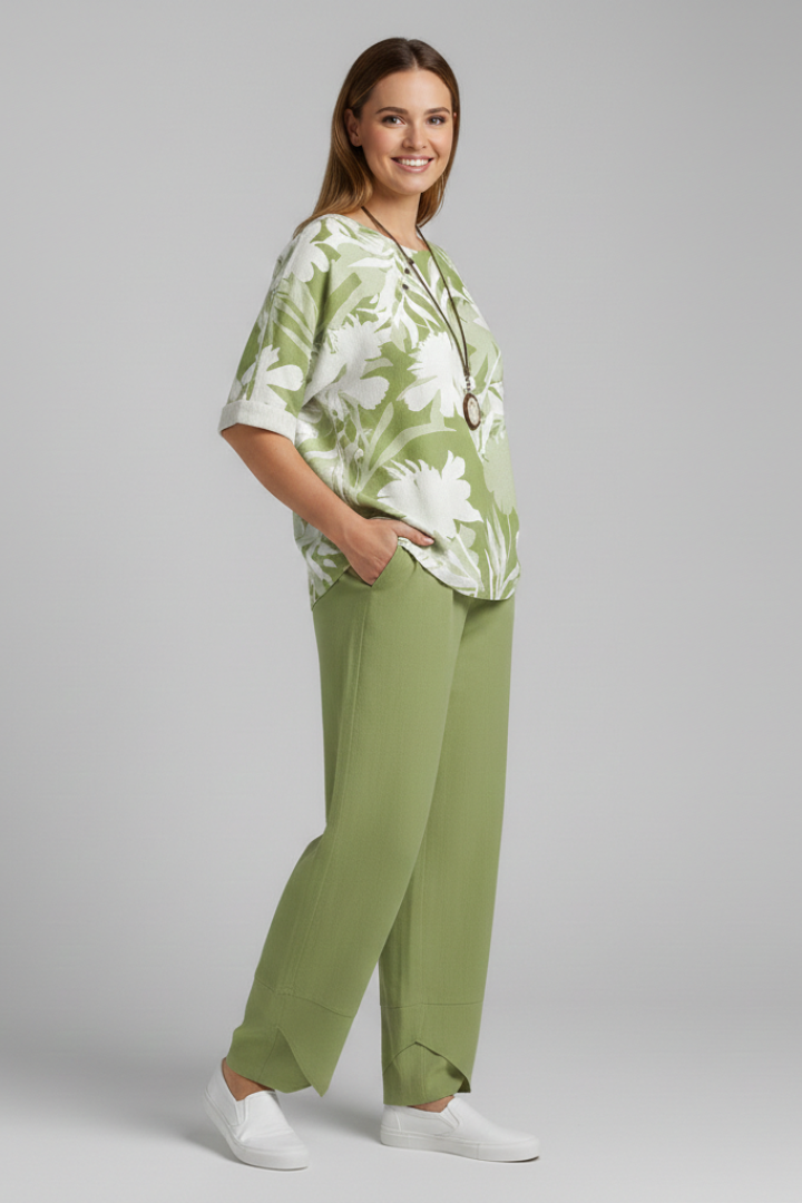 Conjunto de duas peças de mulher com top floral e calças