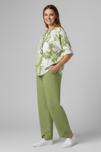 Conjunto de duas peças de mulher com top floral e calças