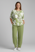 Conjunto de duas peças de mulher com top floral e calças