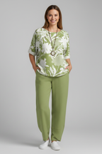 Conjunto de duas peças de mulher com top floral e calças