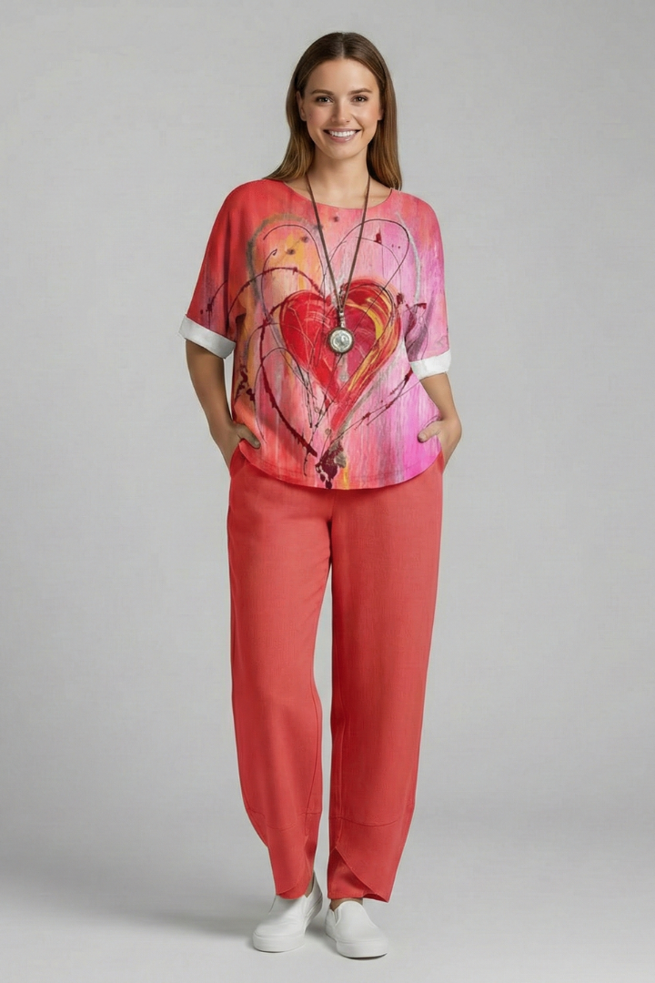 Conjunto de duas peças de mulher com top floral e calças