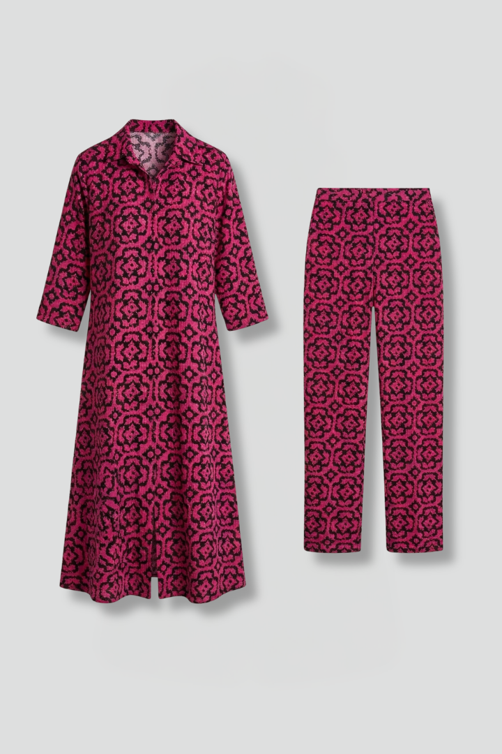 Conjunto de duas peças de mulher com padrão geométrico e calças folgadas