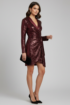 Vestido de mulher com lantejoulas e corte drapeado
