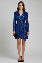 Vestido de mulher com lantejoulas e corte drapeado