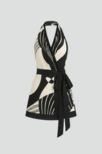 Vestido de mulher com decote halter e cinto de atar