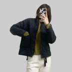 Chaqueta acolchada corta de mujer con cuello alto y bolsillos