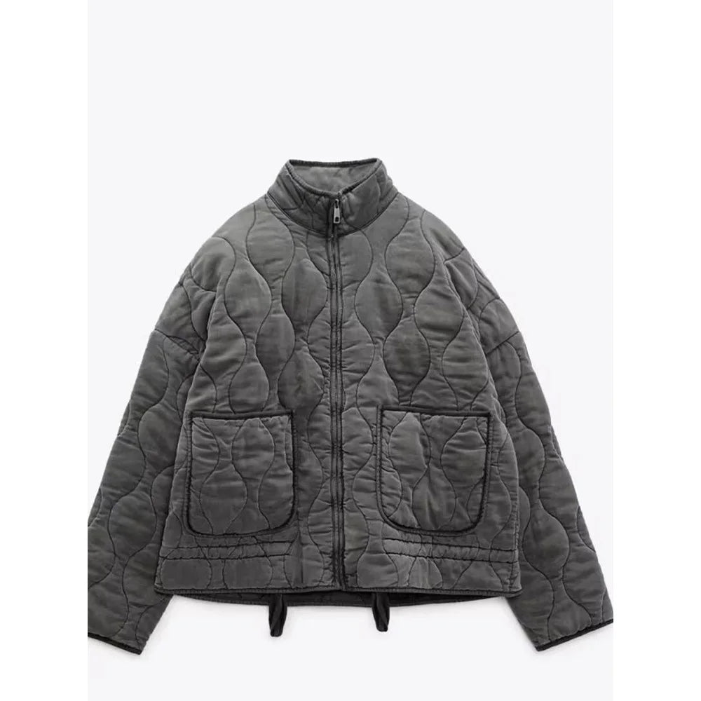 Chaqueta acolchada corta de mujer con cuello alto y bolsillos