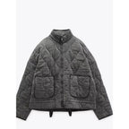 Chaqueta acolchada corta de mujer con cuello alto y bolsillos
