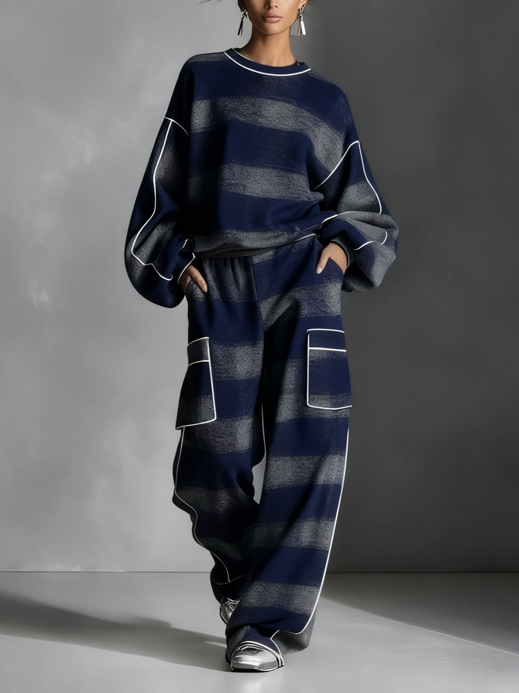 Conjunto de mujer de sudadera y pantalones a rayas en azul marino y gris