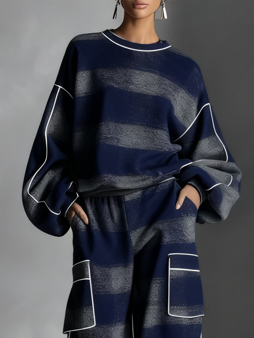 Conjunto de mujer de sudadera y pantalones a rayas en azul marino y gris