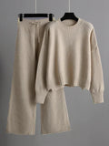 Conjunto de malha de mulher, camisola de decote redondo e calças largas
