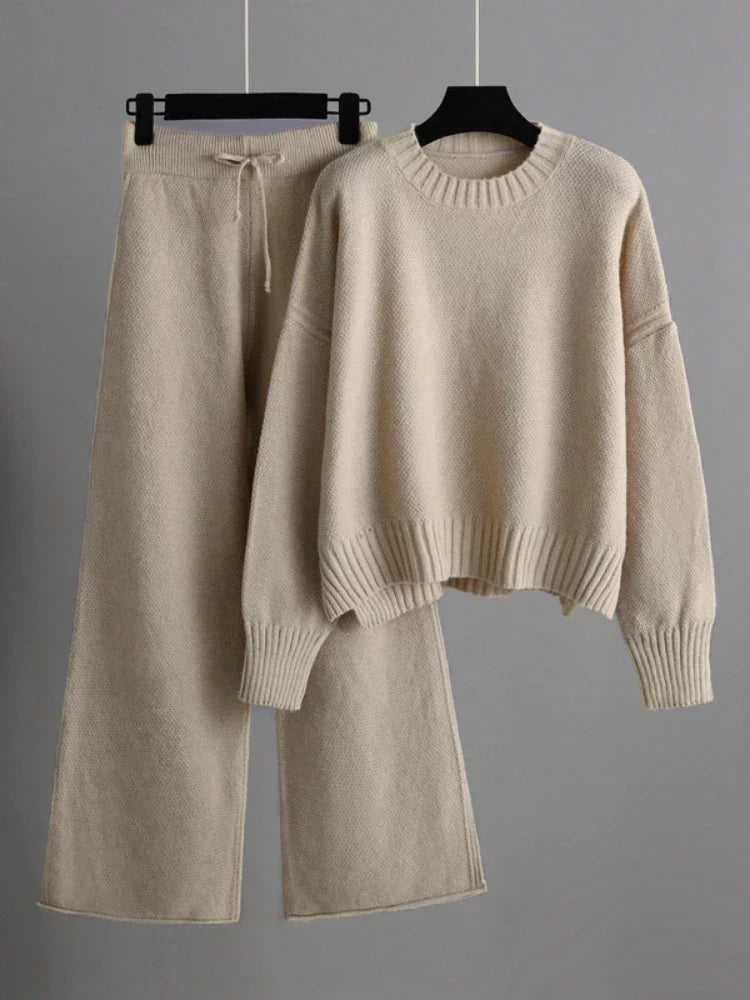 Strikket sæt til damer med sweater med rund hals og vide bukser