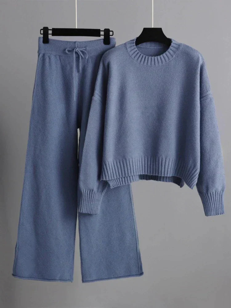 Conjunto de malha de mulher, camisola de decote redondo e calças largas