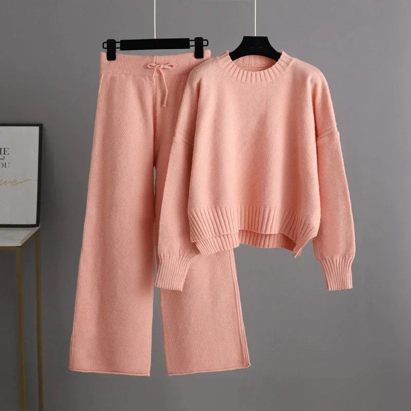 Strikket sæt til damer med sweater med rund hals og vide bukser