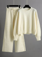 Conjunto de malha de mulher, camisola de decote redondo e calças largas