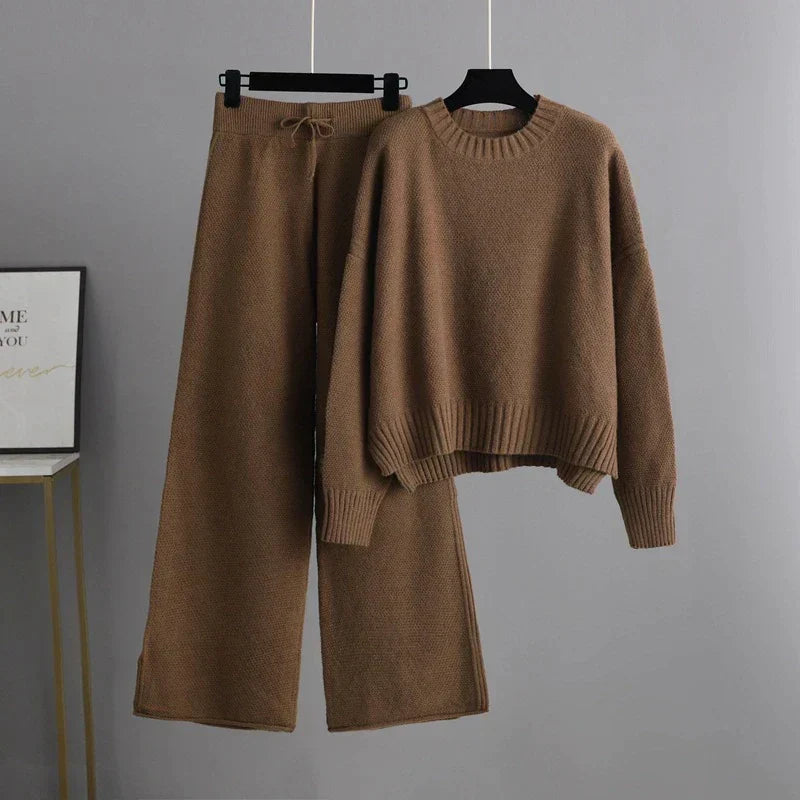 Conjunto de malha de mulher, camisola de decote redondo e calças largas