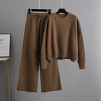 Conjunto de malha de mulher, camisola de decote redondo e calças largas