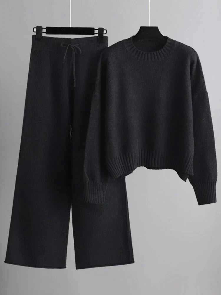 Conjunto de malha de mulher, camisola de decote redondo e calças largas