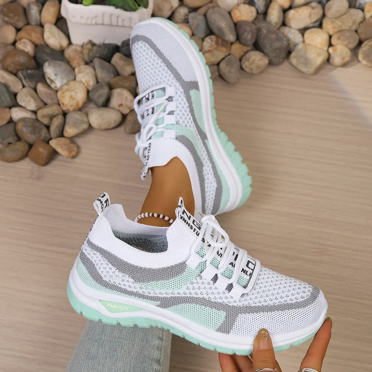 Sneakers donna con lacci, motivo geometrico e tomaia bassa