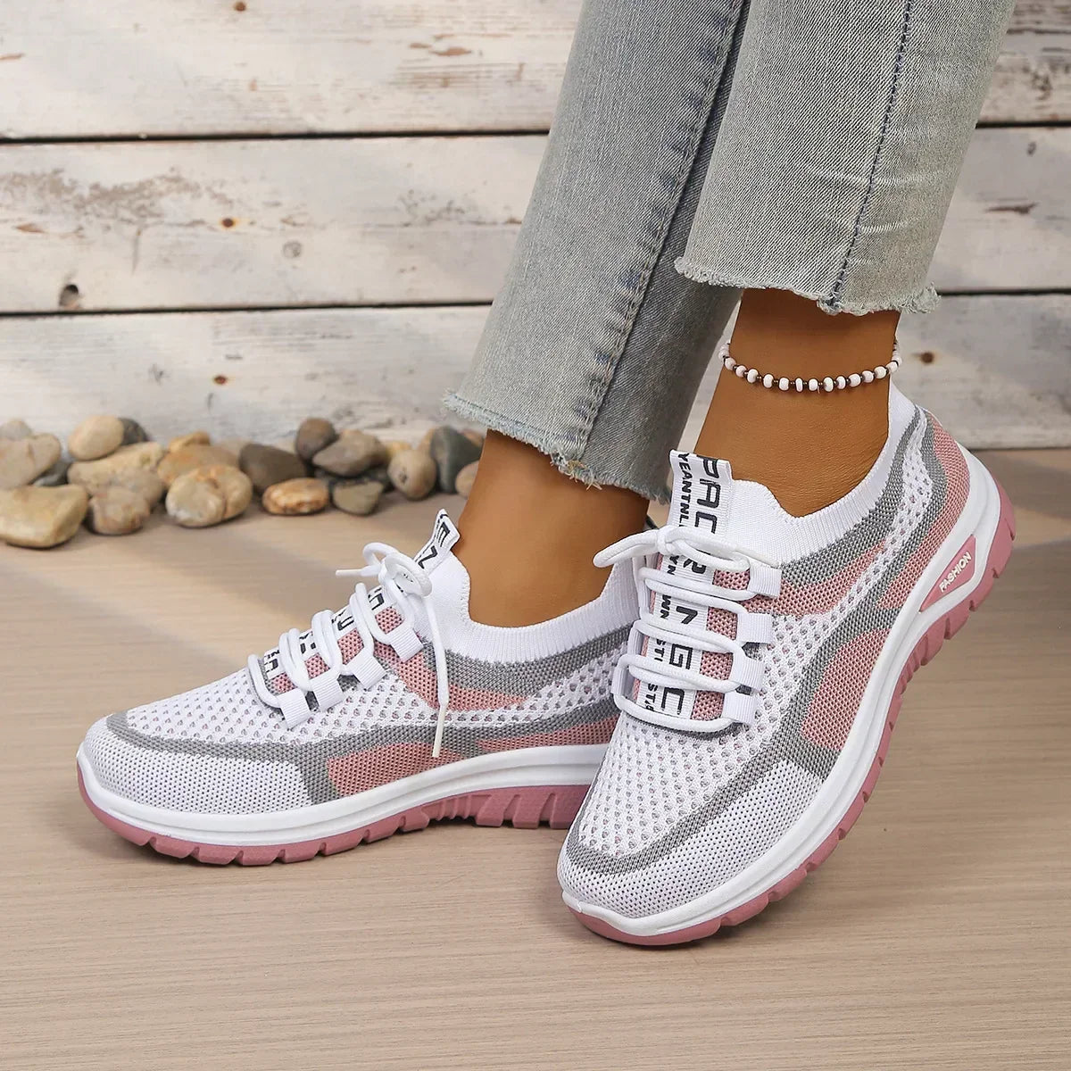 Sneakers donna con lacci, motivo geometrico e tomaia bassa