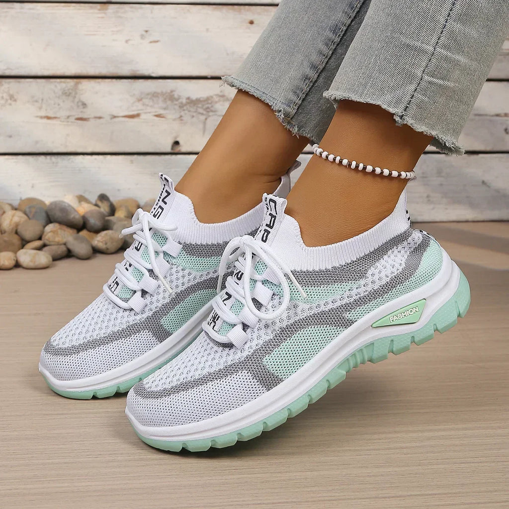 Zapatillas de mujer con cordones, diseño geométrico y caña baja