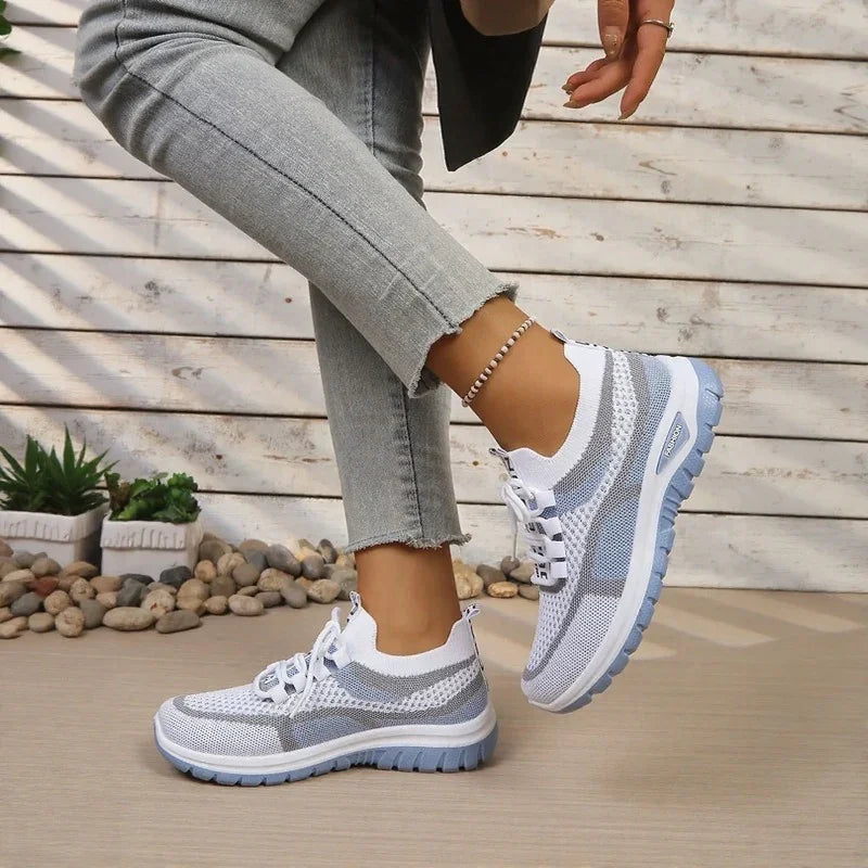 Sneakers donna con lacci, motivo geometrico e tomaia bassa