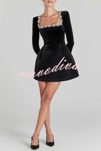 Robe mini femme à finition velours, décolleté orné