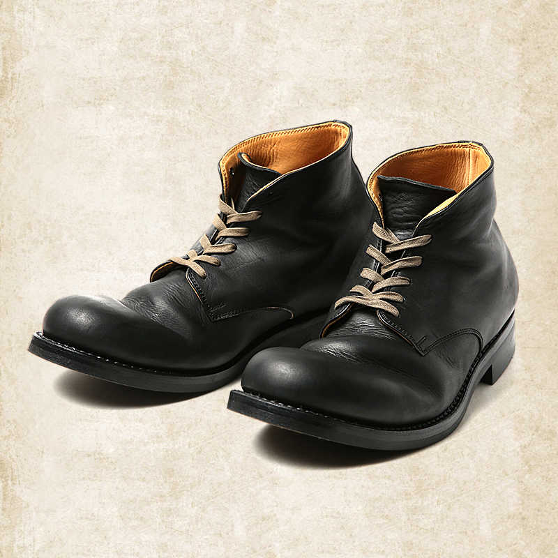 Botins de mulher com atacadores, cano curto e biqueira redonda