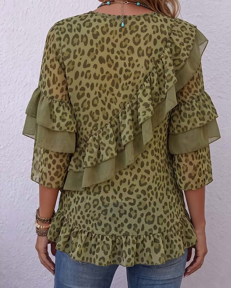 Blusa de mujer de estampado de leopardo con volante y escote en V