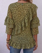 Blusa de mujer de estampado de leopardo con volante y escote en V