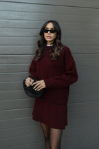 Conjunto de malha de mulher com camisola e minissaia